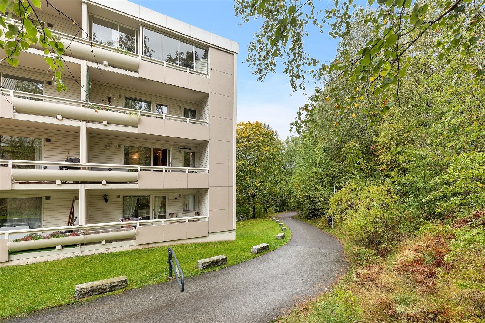 Skullerudhøgda IV Boligsameie har opparbeidede fellesarealer med beplantning og gangstier. Galleribilde