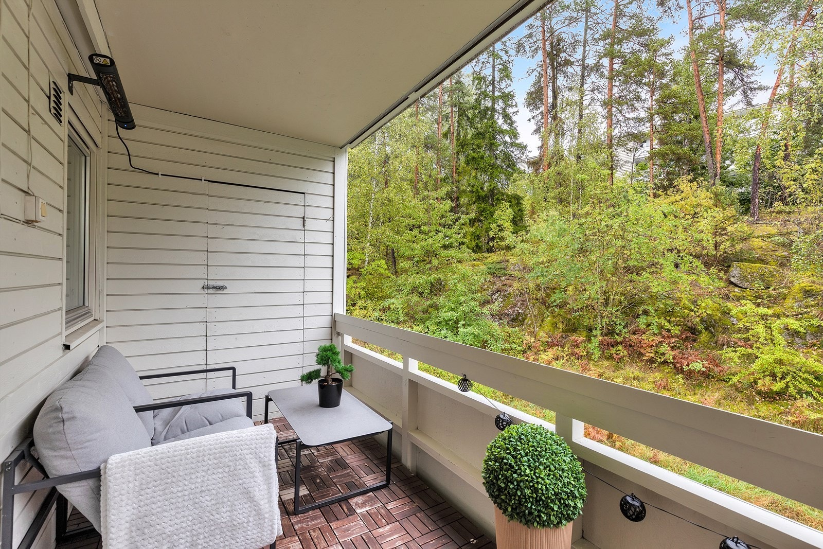 Verandaen har god plass til en sittegruppe og er utstyrt med en praktisk bod på 2,2 m². Galleribilde