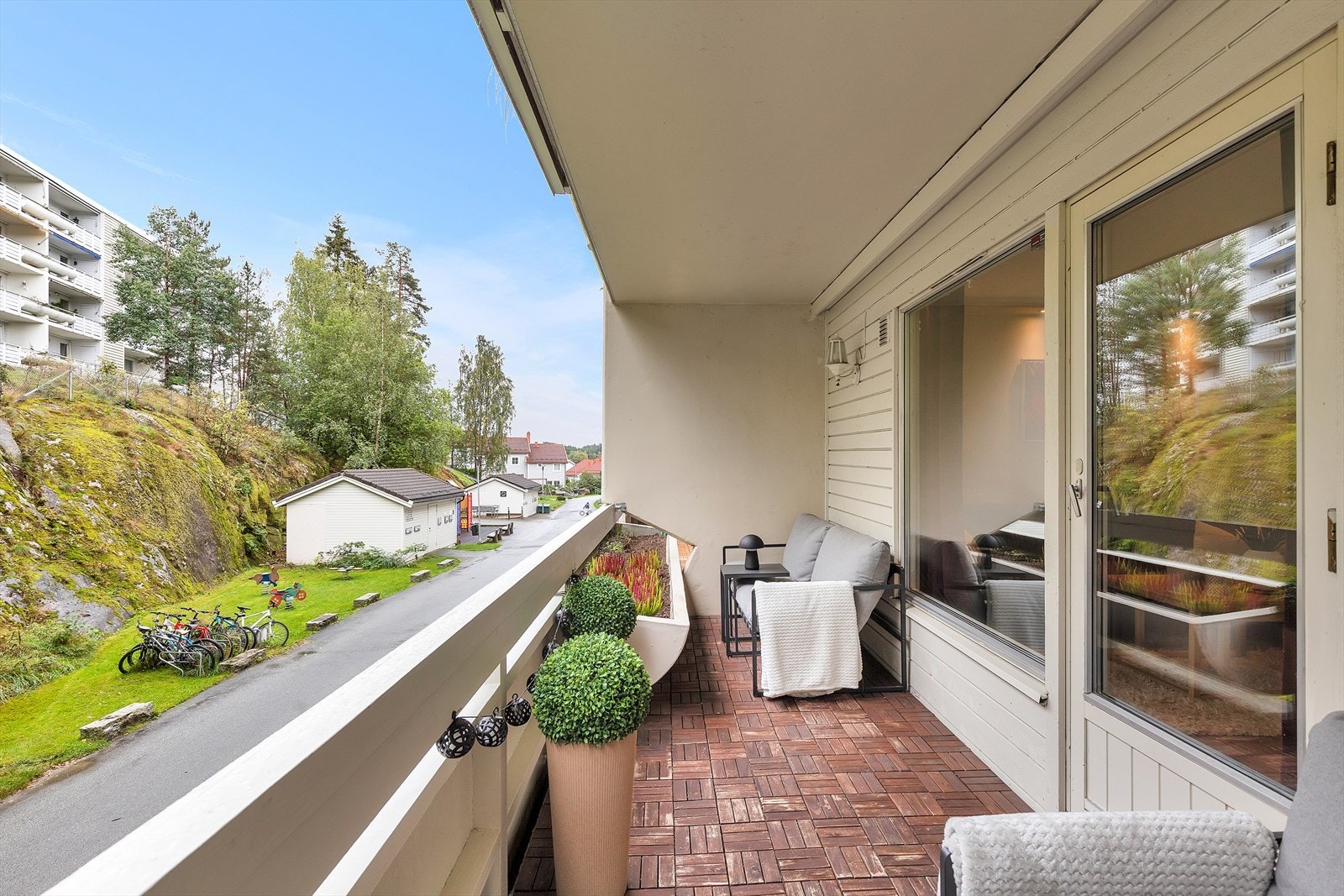 Fra stuen er det direkte utgang til en østvendt veranda på 9 m². Galleribilde