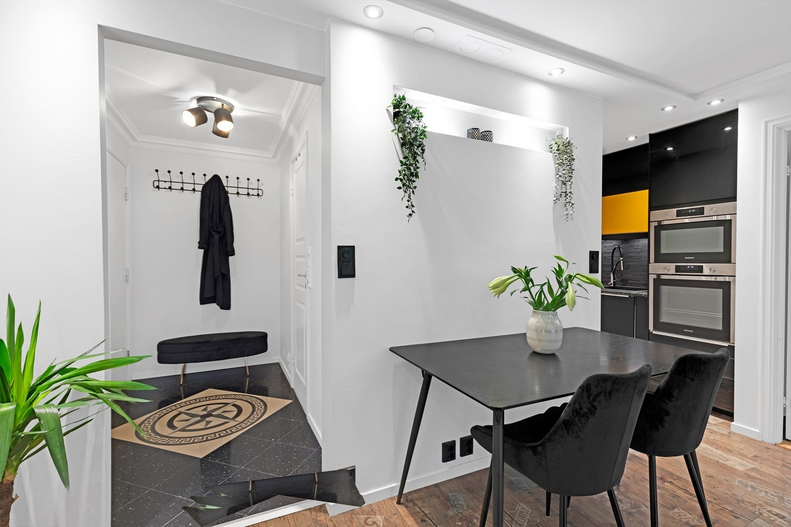 Fra entreen ledes du videre inn i leilighetens sosiale sone med stue og kjøkken. Galleribilde