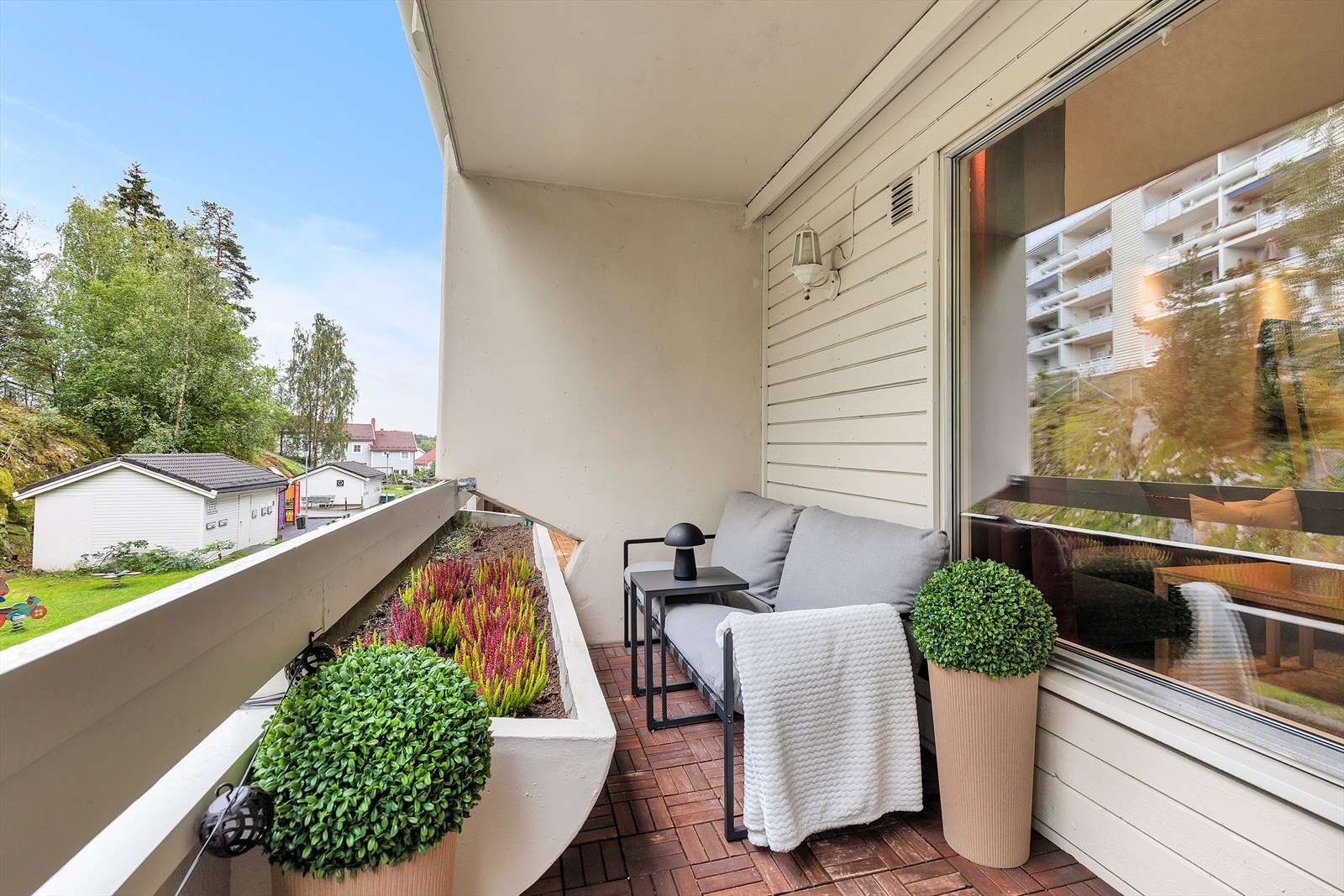 Uteplassen har tremmegulv og en installert terrassevarmer for utvidet bruk. Galleribilde