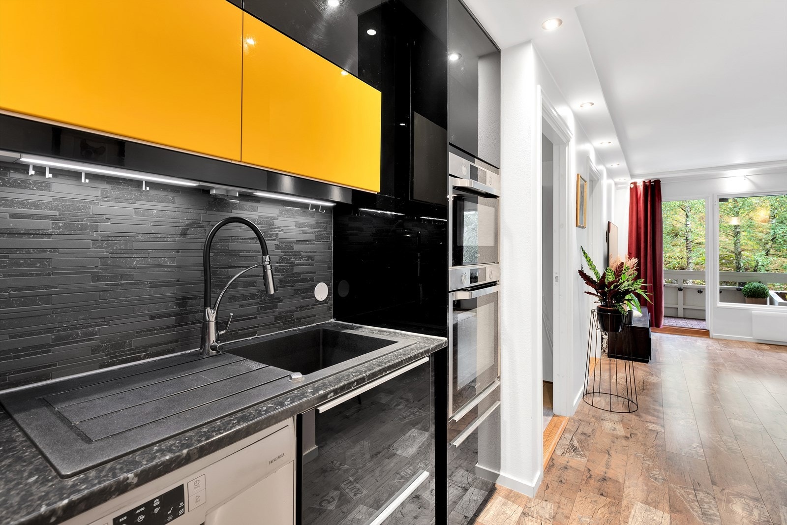 Kjøkkenet fra 2015 har en praktisk utforming med god benkeplass og fliser over benken. Galleribilde