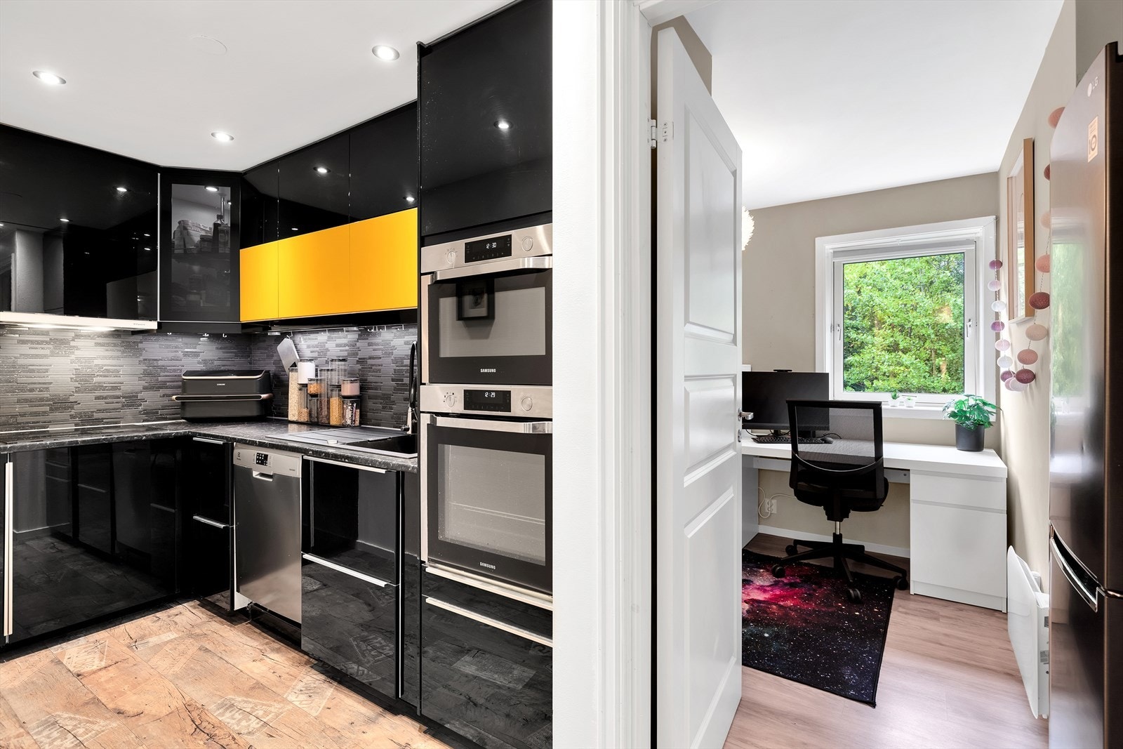 Et blikk fra kjøkkenet mot ett av soverommene. Galleribilde