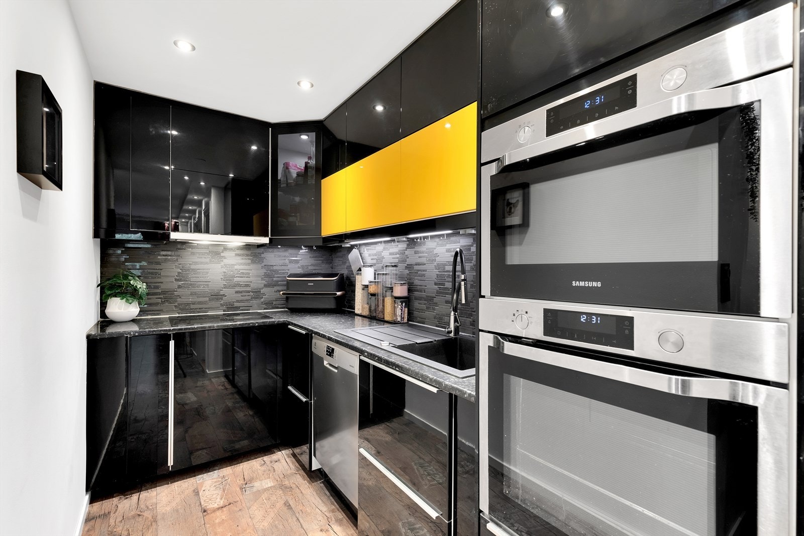 Innredningen har moderne høyglansfronter og integrert stekeovn og mikrobølgeovn i arbeidshøyde. Galleribilde