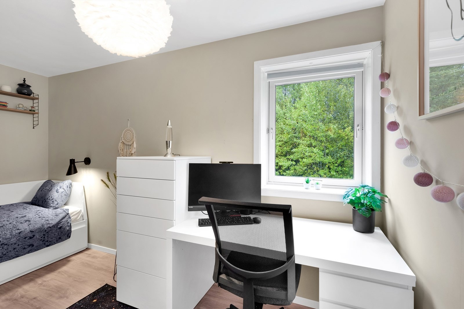 Også her er det laminatgulv og malte, nøytrale overflater. Galleribilde