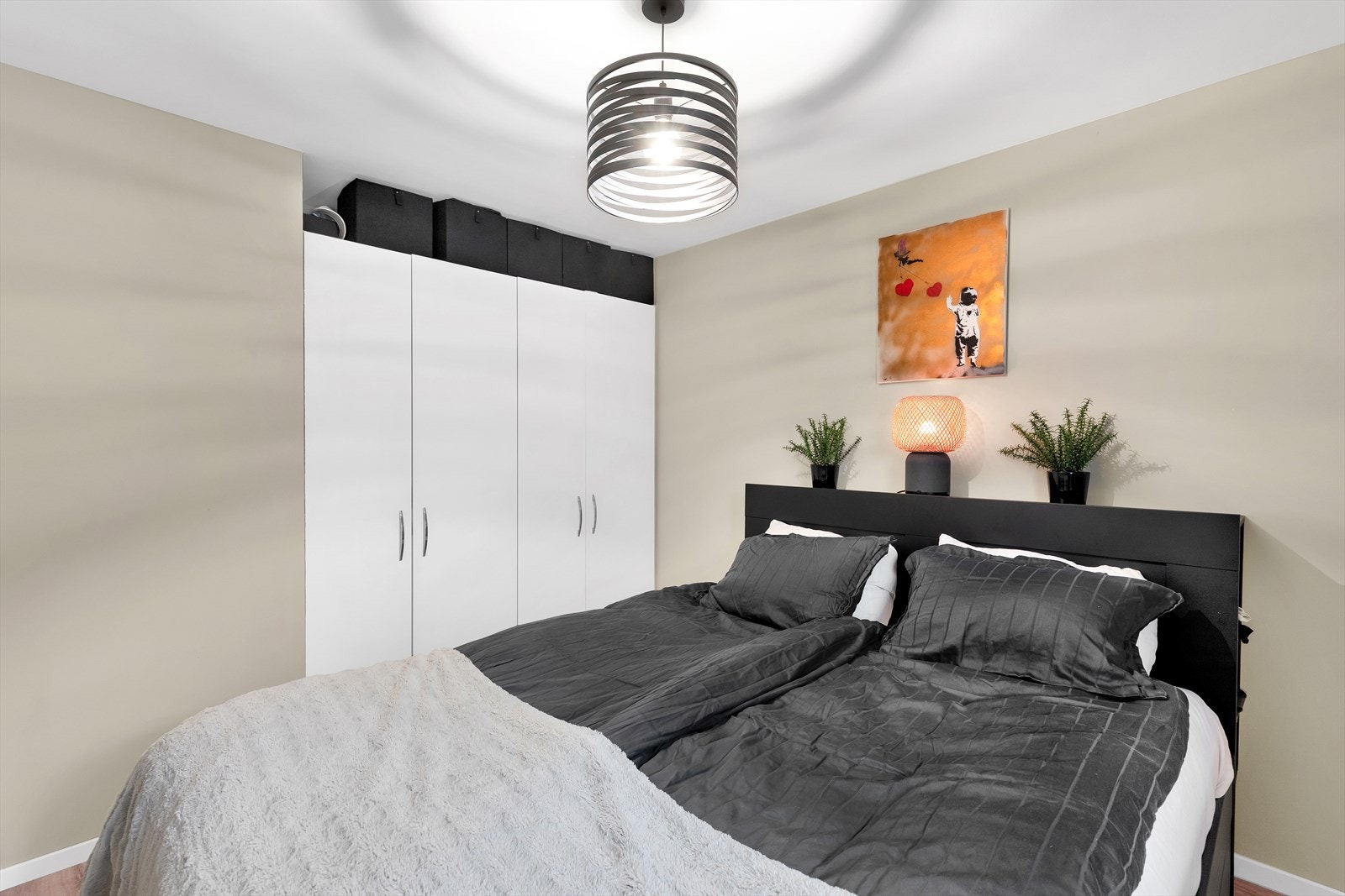 Leilighetens hovedsoverom har god plass til dobbeltseng og rikelig med oppbevaring i garderobeskap. Galleribilde