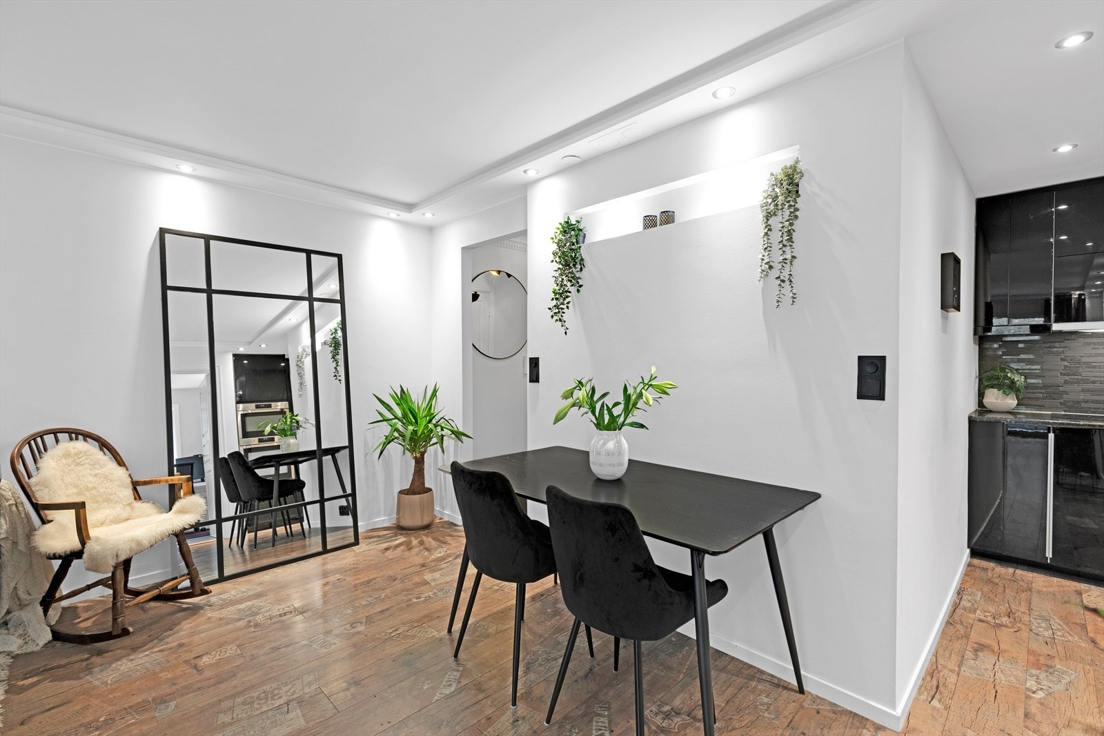 Spiseplassen er et hyggelig bindeledd mellom kjøkkenet og stuen. Galleribilde