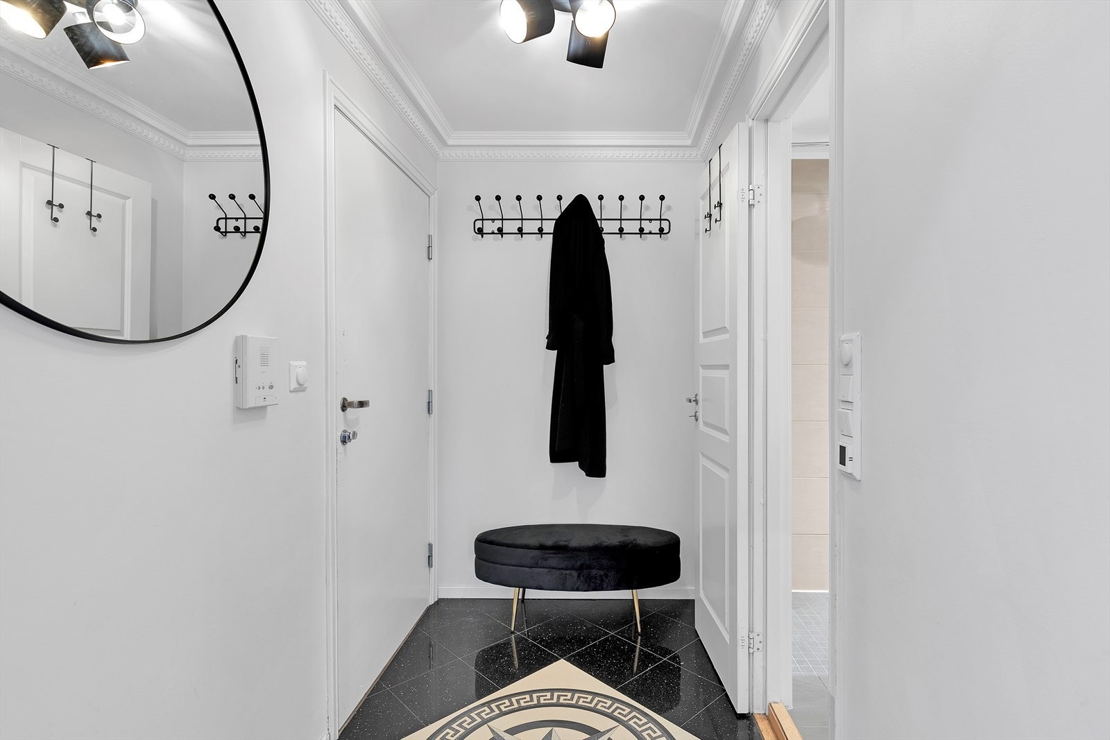 Velkommen inn i en lys entré med flislagt gulv og behagelige varmekabler. Galleribilde