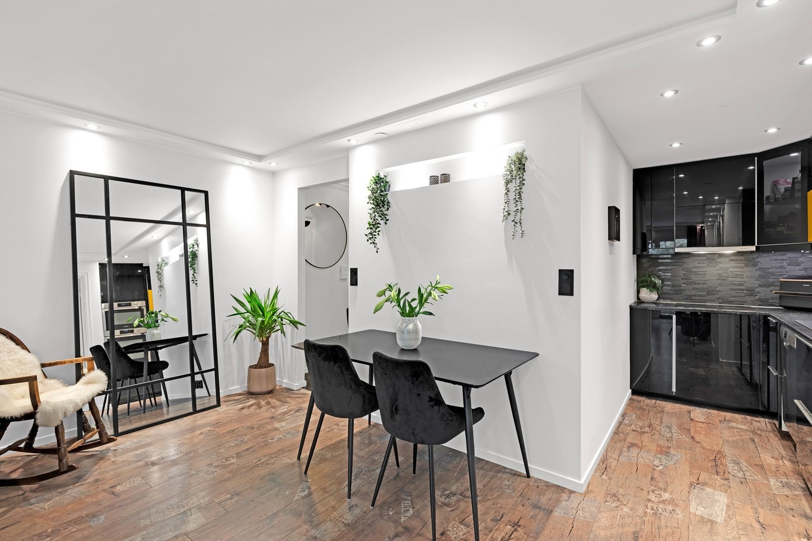 Det er en naturlig plassering for spisebordet i overgangen mellom stue og kjøkken. Galleribilde