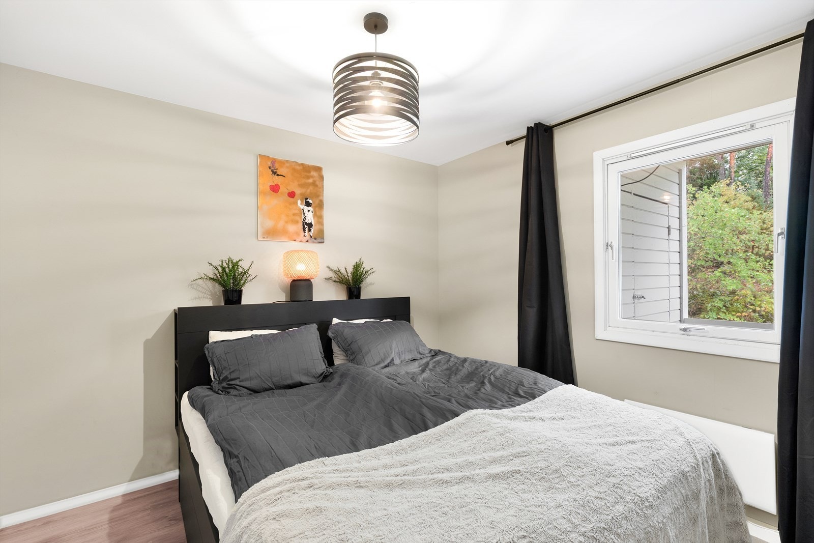 Rommet har laminat på gulvet og malte vegg- og himlingsoverflater. Galleribilde