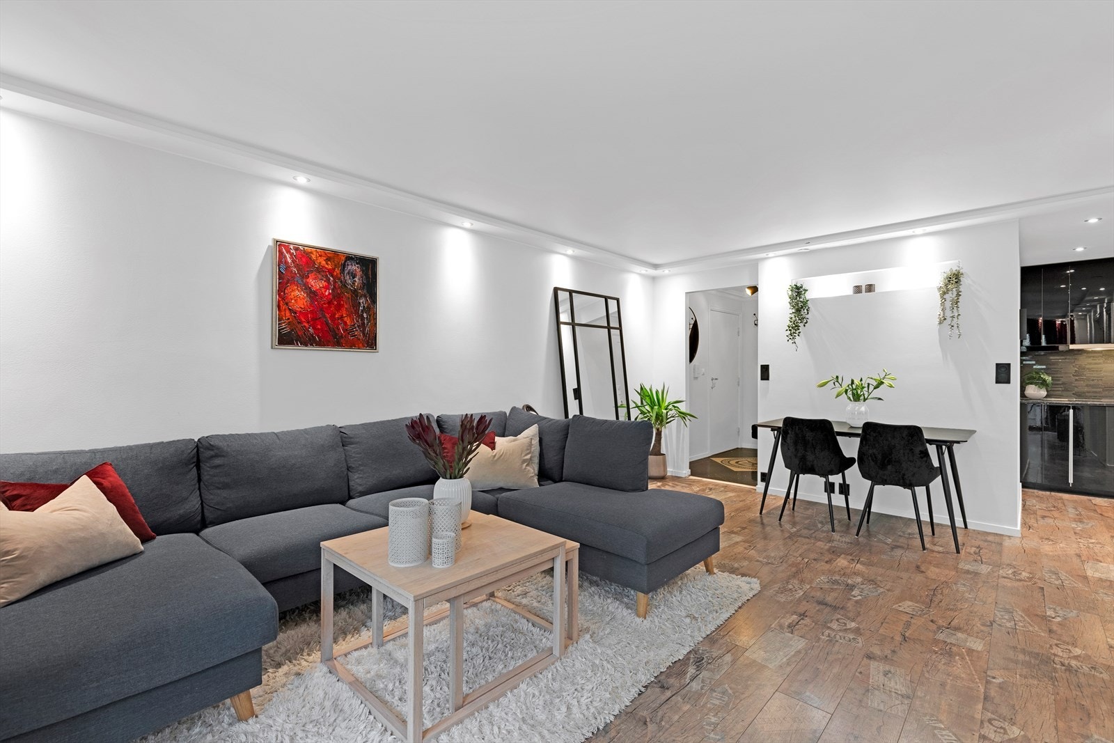 Den romslige stuen gir fleksibilitet for ulike møbleringsløsninger. Galleribilde