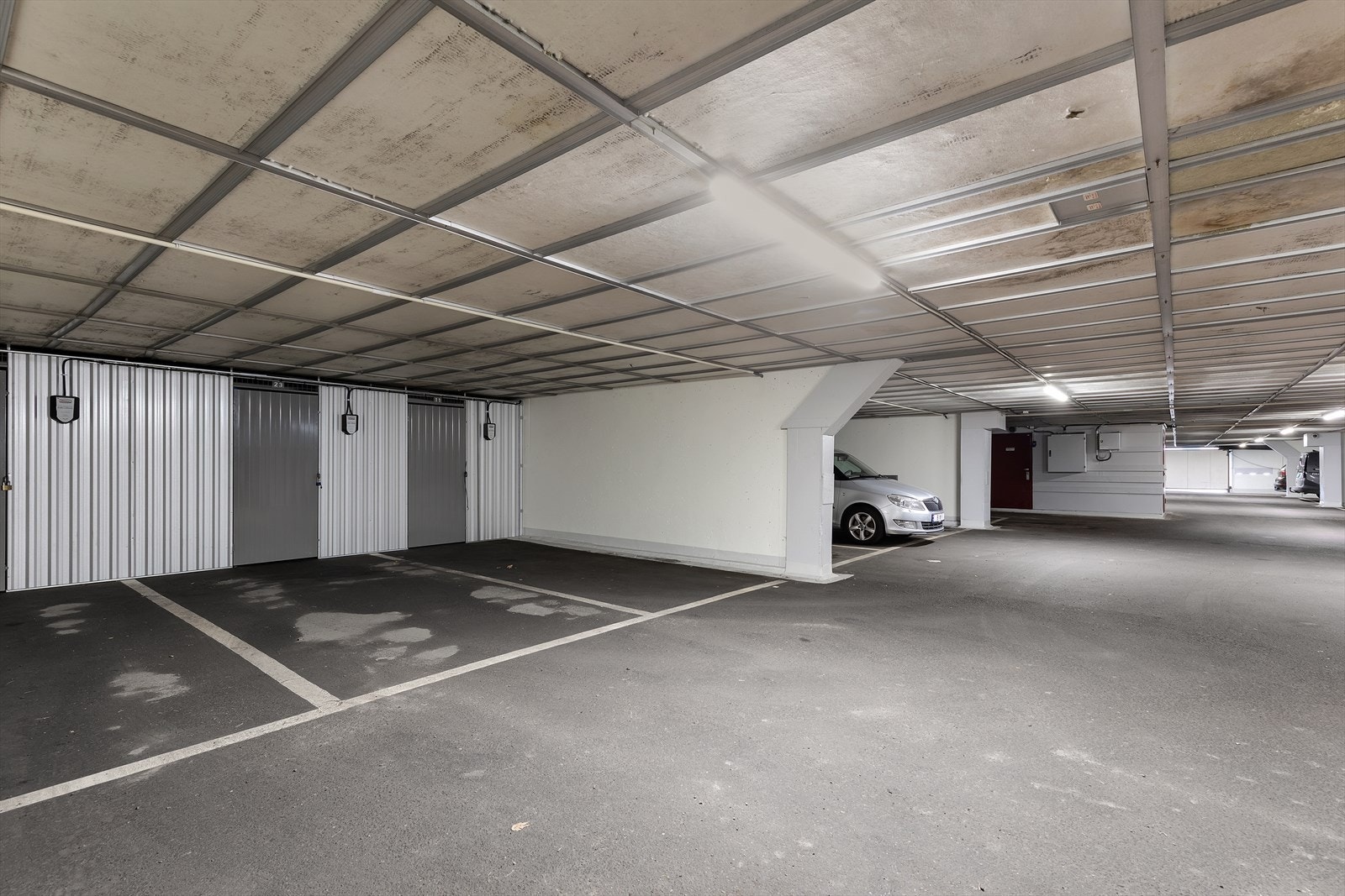 Leiligheten disponerer en fast garasjeplass og en bod på 3 m² i fellesanlegget. Galleribilde