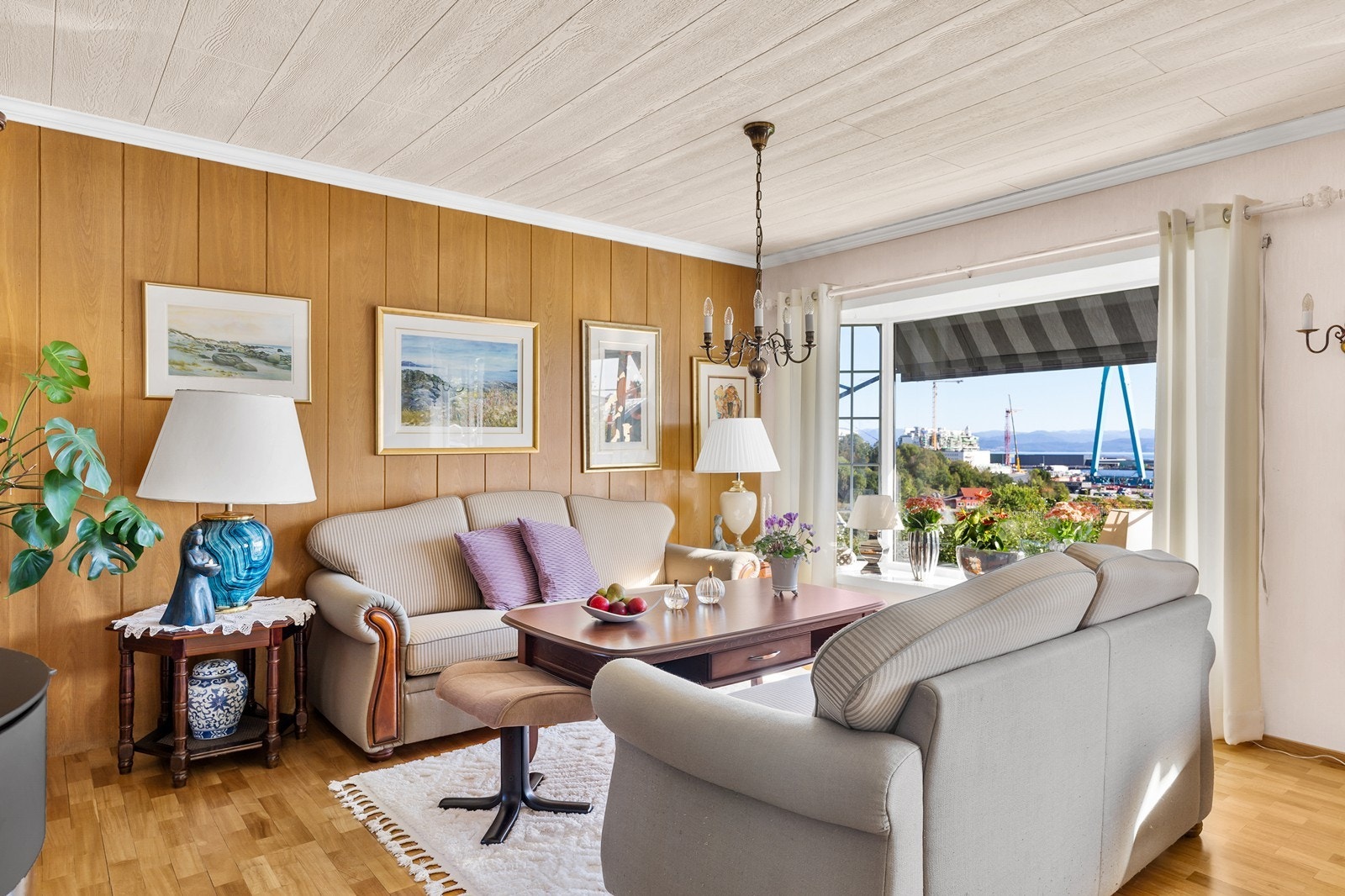 Boligen har en stor og innbydende stue som naturlig deles inn i en koselig stuedel og en romslig spisestuedel. Galleribilde