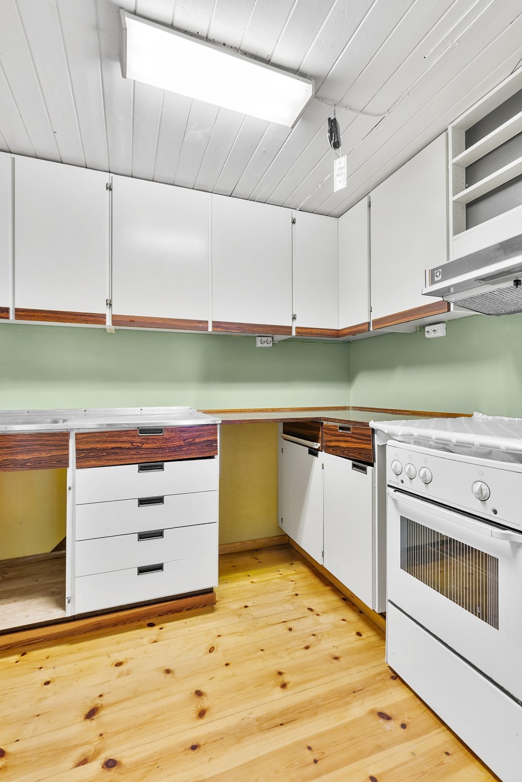 I kjelleren finner man et enklere kjøkken med slette fronter og benkeplate i respatex som er tilknyttet kjellerstuen. Galleribilde