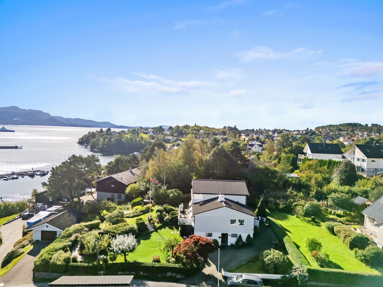 Her får du en ideell kombinasjon av privatliv og nærhet til det du trenger i hverdagen - perfekt for barnefamilier, par og alle som ønsker å bo i et stabilt og rolig miljø. Galleribilde