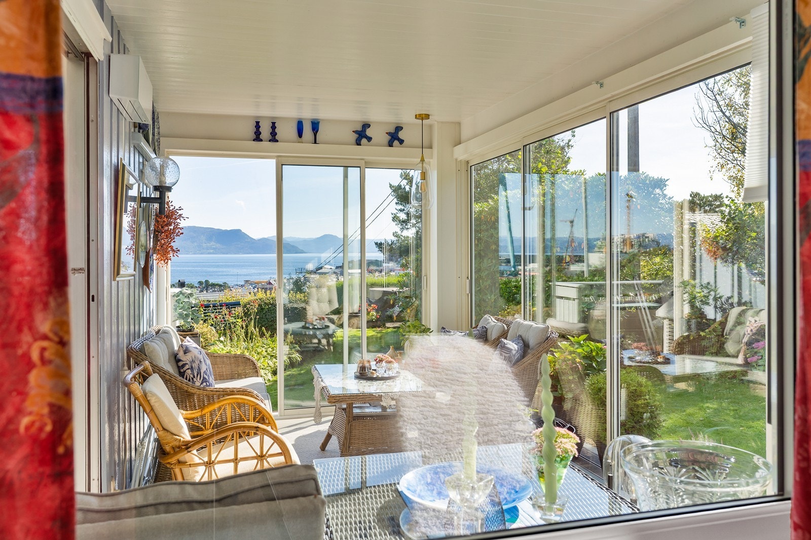 Fra hovedsoverommet er et utsikt ut mot fjorden. Galleribilde