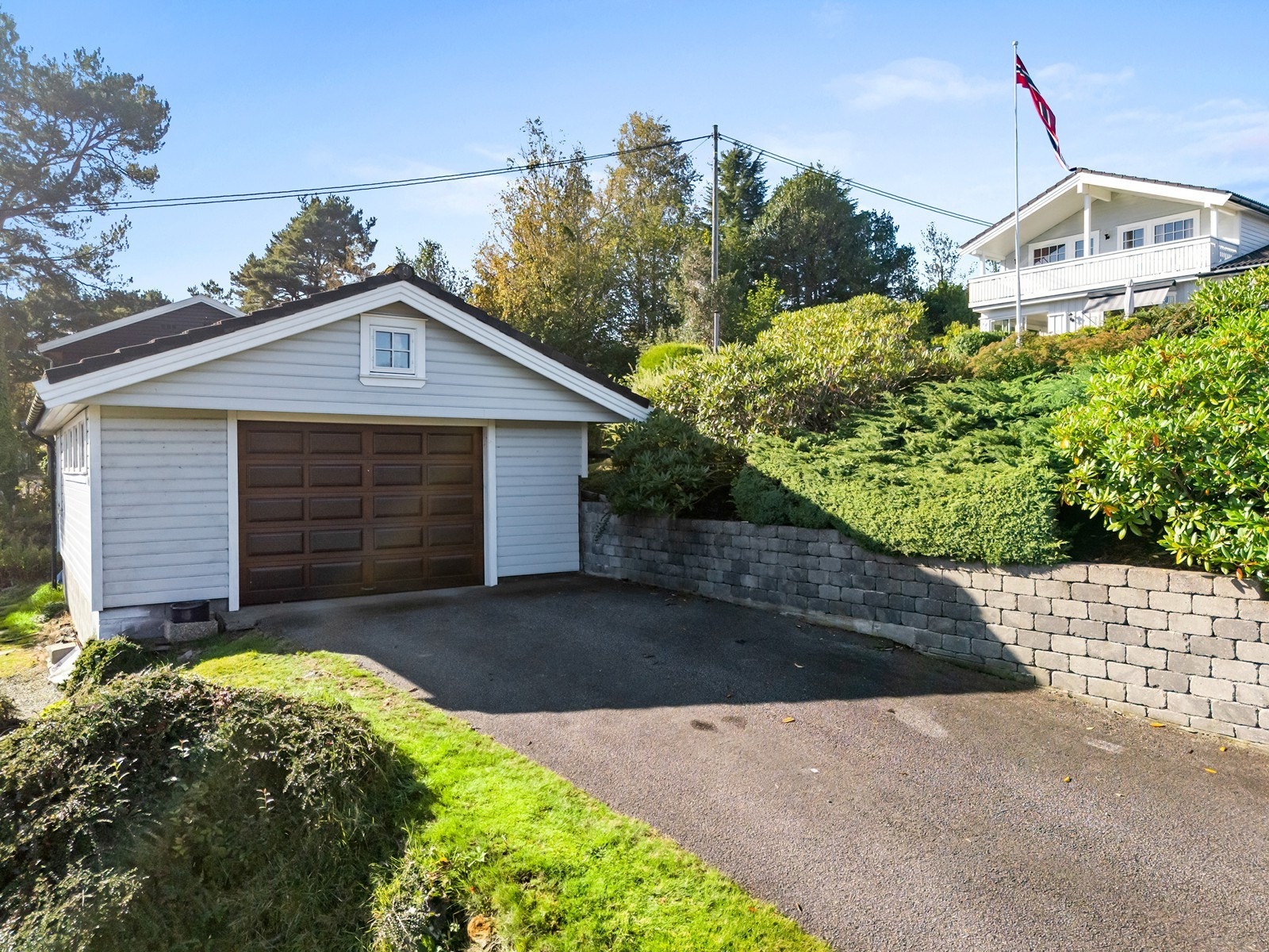 Nedenfor boligen finner man garasjen som medfølger. Galleribilde