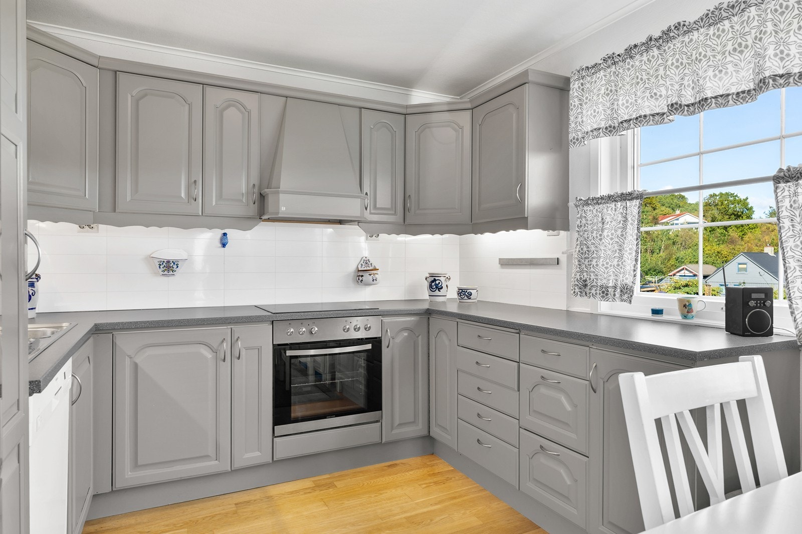 Hovedkjøkkenet er romslig og funksjonelt, med godt med skap- og benkeplass. Galleribilde