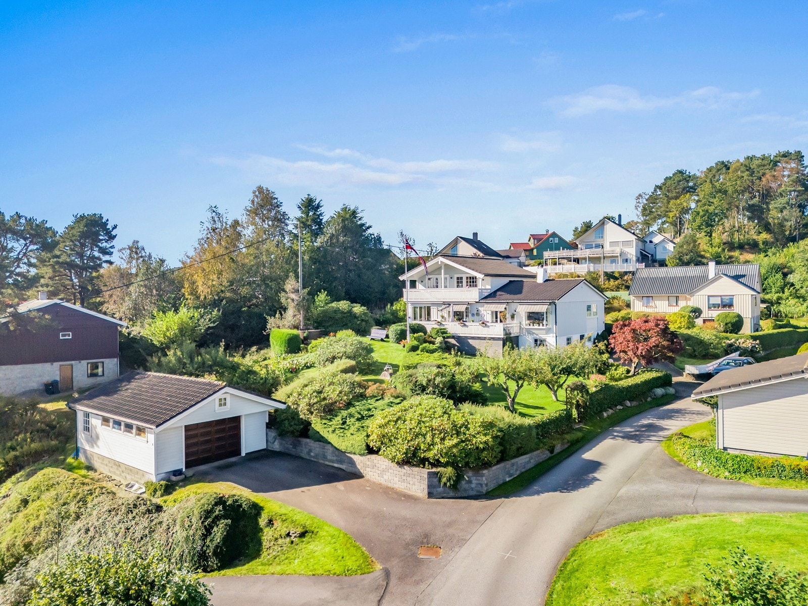 Boligen har en attraktiv beliggenhet, gode solforhold og en trygg atmosfære i et barnevennlig nabolag. Galleribilde