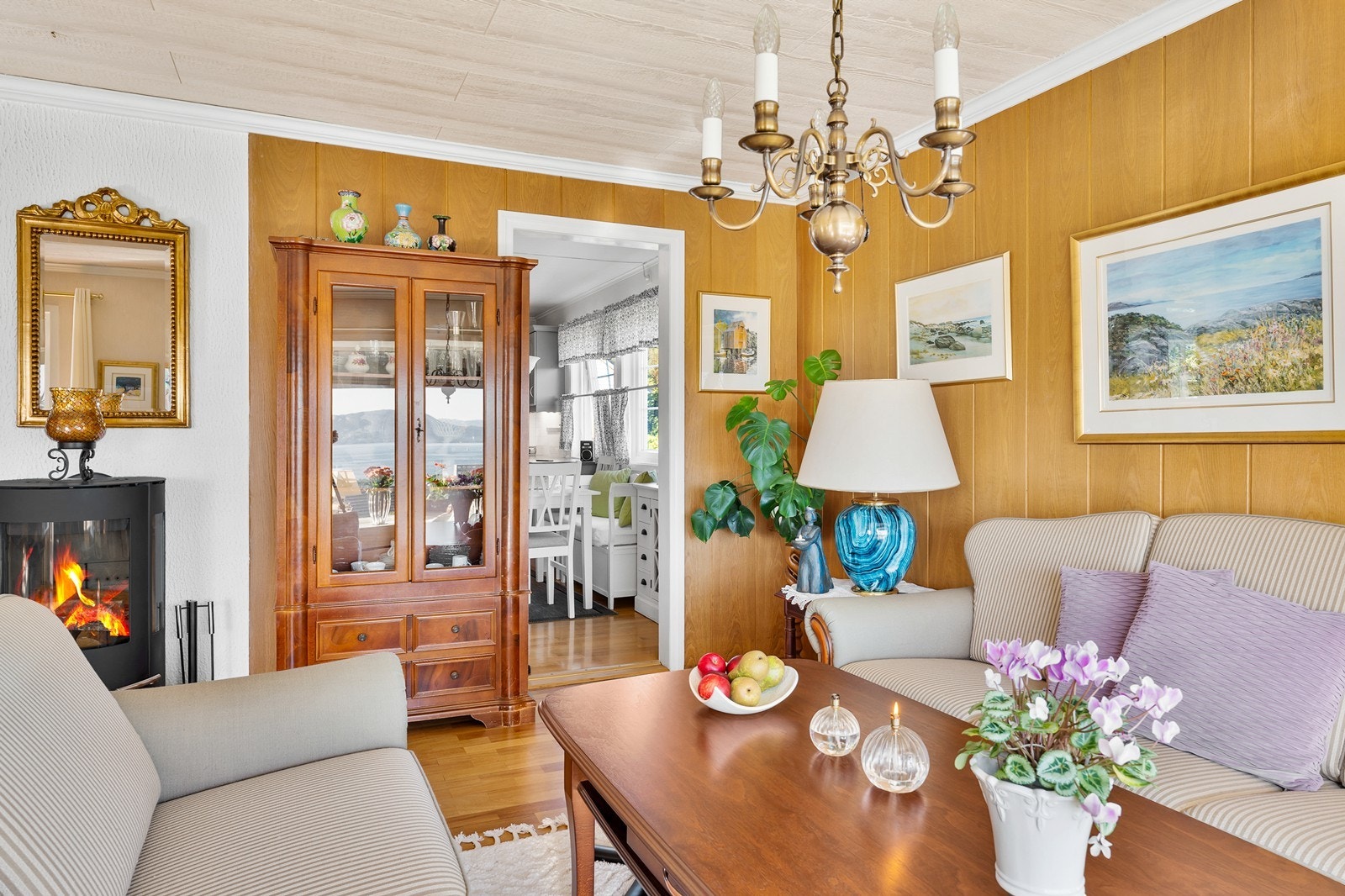 Her er det godt med plass til både sofa, stuebord, godstoler, tv-møblement og et stort spisebord. Galleribilde