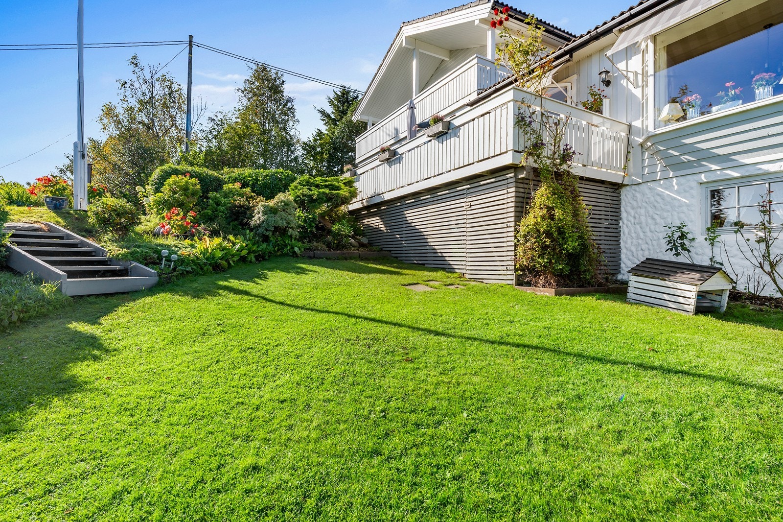 Hagen byr på god tumleplass for barn som kan leke trygt og fritt. Galleribilde