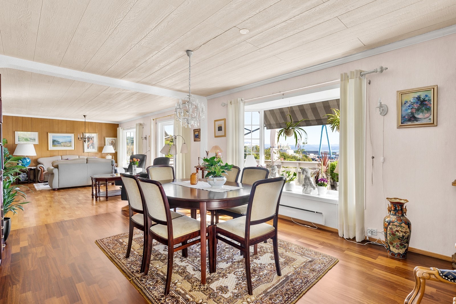 Spisestuen har en åpen og innbydende utforming med plass til mange rundt bordet - perfekt for både hverdagens familiemiddager og selskap med gode venner. Galleribilde