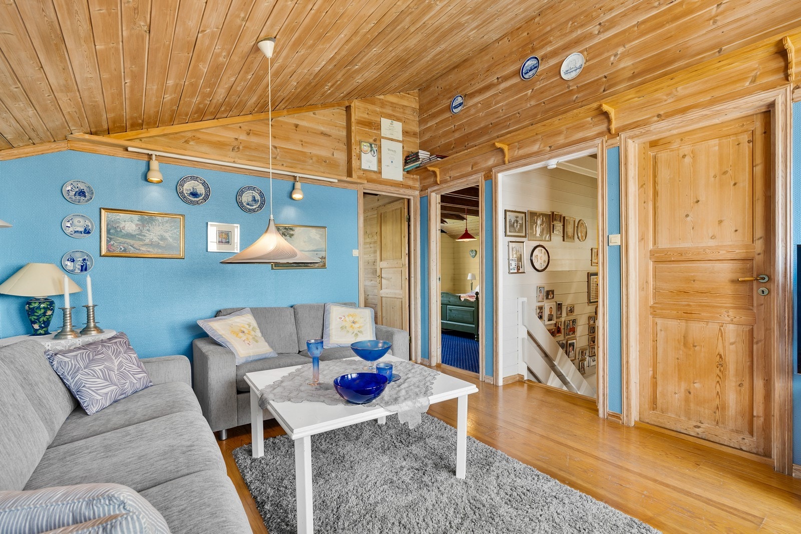 Her er det plass til sofa, stuebord og tv-møblement, og rommet egner seg spesielt godt som barnas eller ungdommens egen stue. Galleribilde