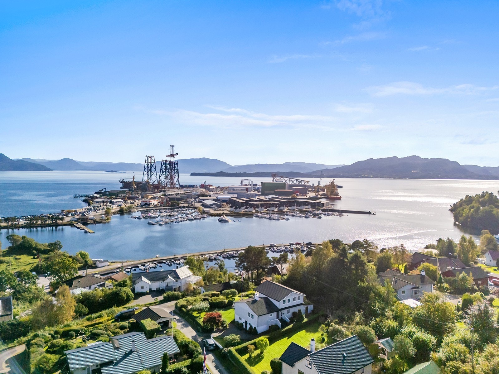 Bare en kort spasertur unna finner man badestrand og båthavn. Galleribilde