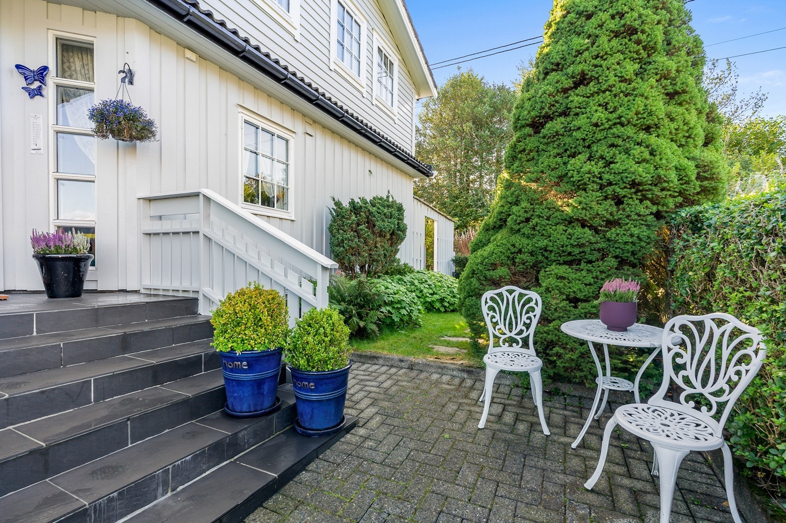 Området rundt inngangspartiet er fint opparbeidet. Galleribilde