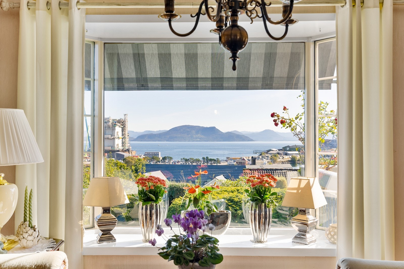 Fra stuedelen er det flott sjø- og fjellutsikt. Galleribilde