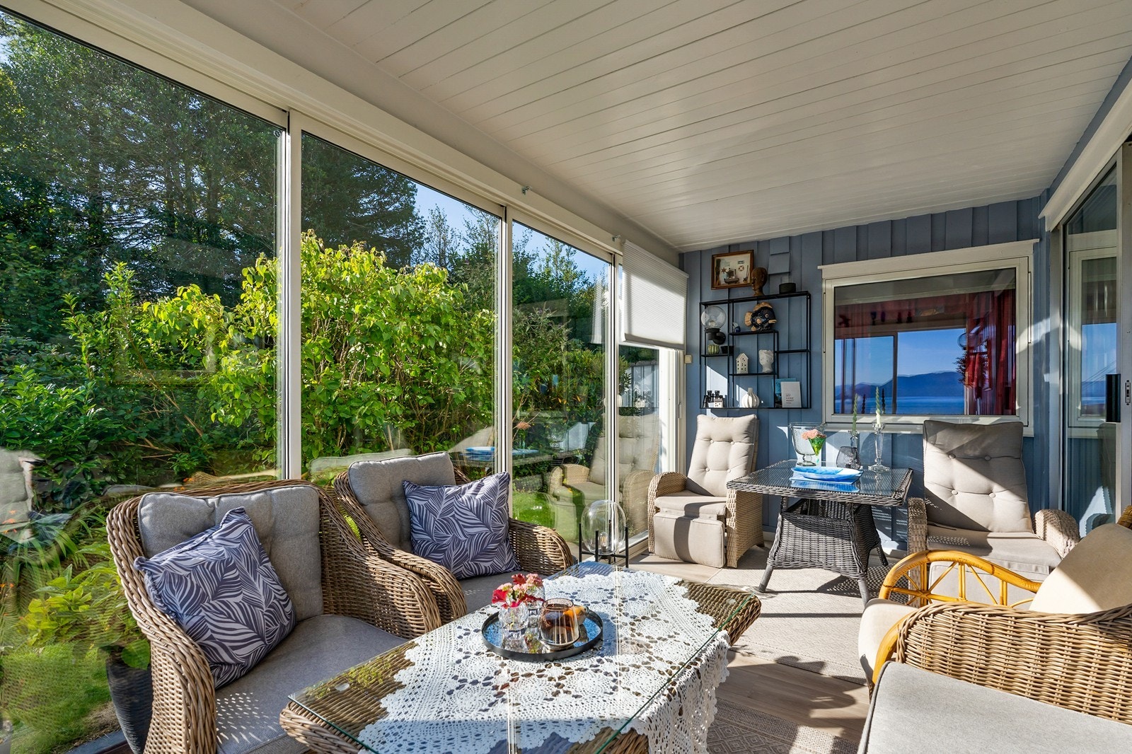 Fra spisestuen er det i tillegg direkte tilgang til en innglasset terrasse som kan brukes året rundt. Galleribilde