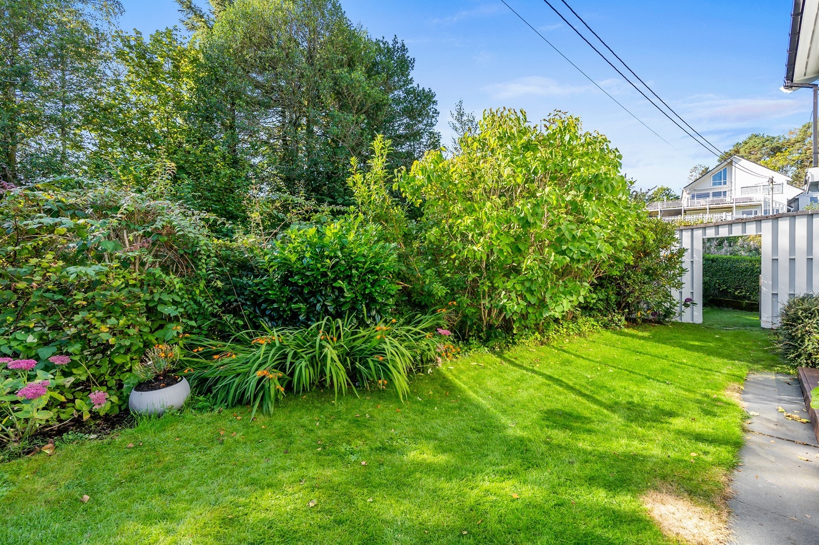 Hagen er beplantet med prydbusker og ulike vekster som gir et pent og levende uterom. Galleribilde