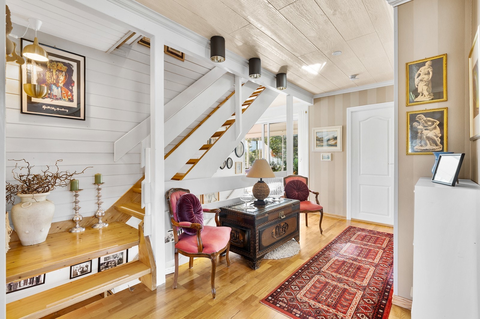 Boligen har en stor og romslig entré/gang som gir et godt førsteinntrykk når man kommer inn. Galleribilde