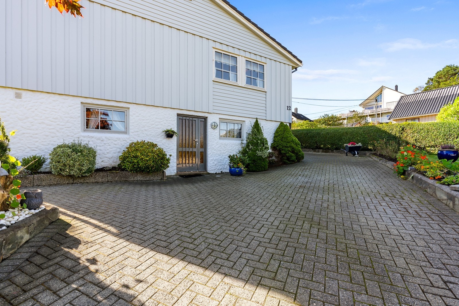 Flere biloppstillingsplasser å eiendommen. Galleribilde