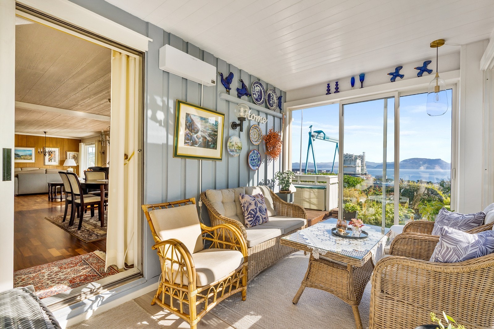 Her kan man nyte kaffen mens man ser utover sjø og fjell, uansett værforhold. Galleribilde