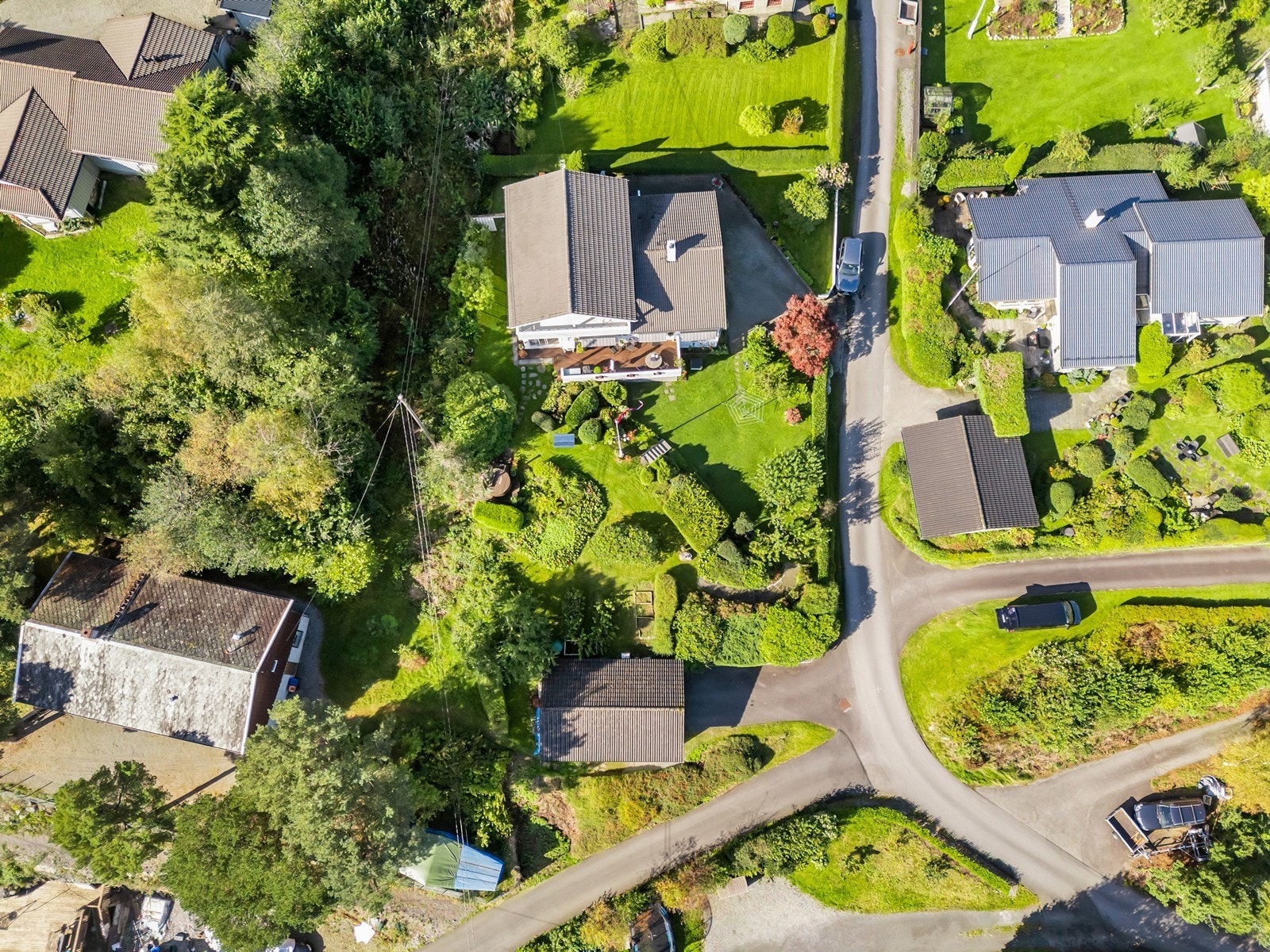 Boligen har flere flotte uteområder og en stor, opparbeidet hage. Galleribilde