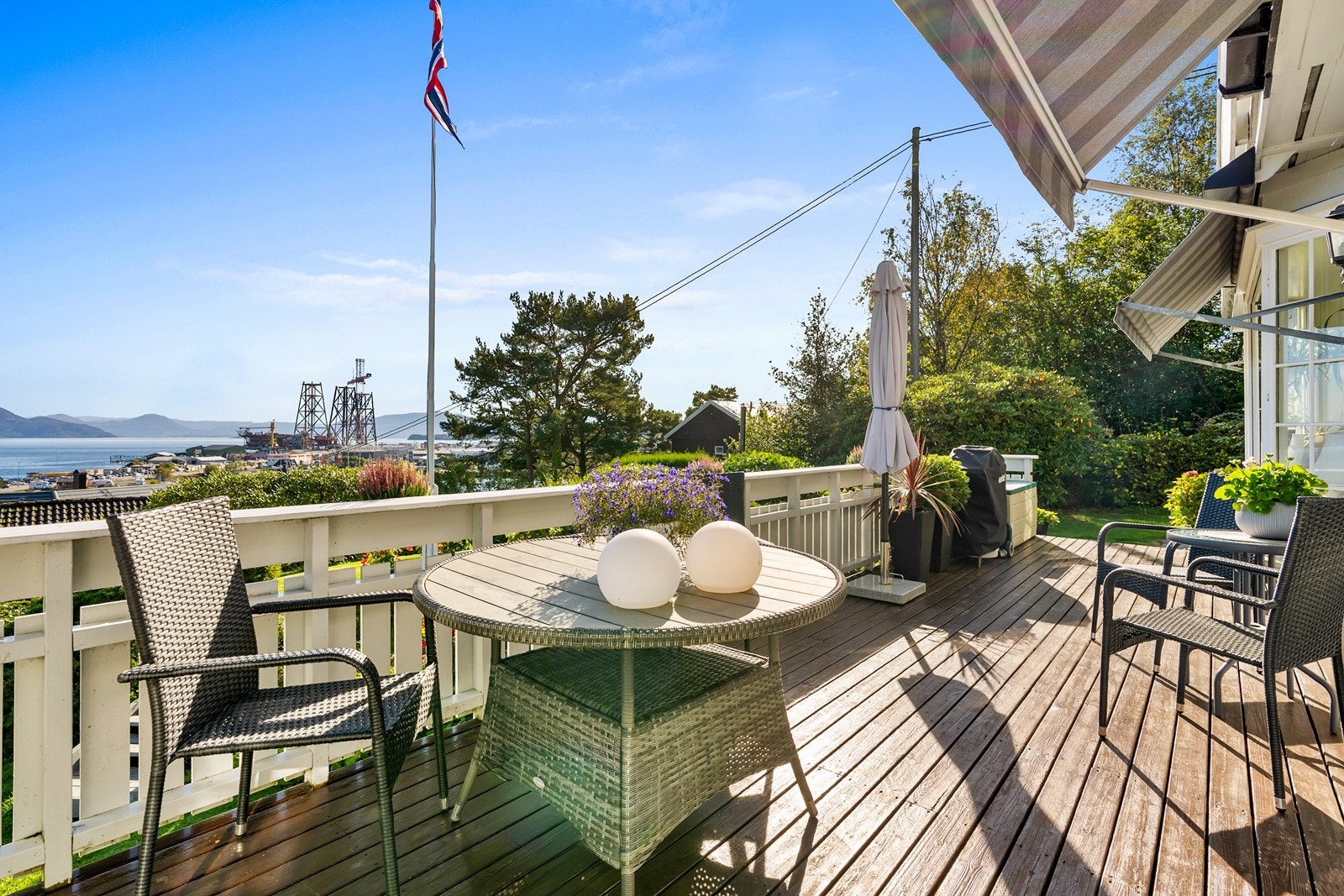 Terrassen er ideell for lange sommerdager med grilling, avslapping eller hyggelige sammenkomster. Galleribilde