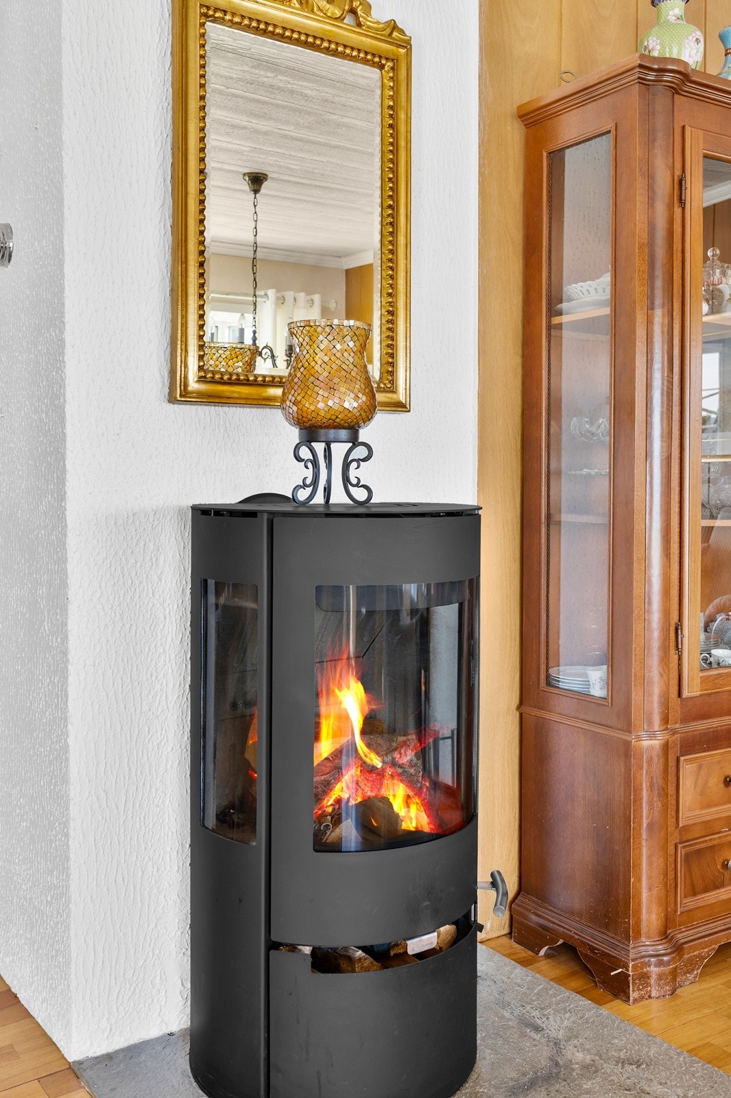 Midt i stuen finner man en vedovn som gir både lun varme og hyggelig stemning på kalde vinterdager. Galleribilde