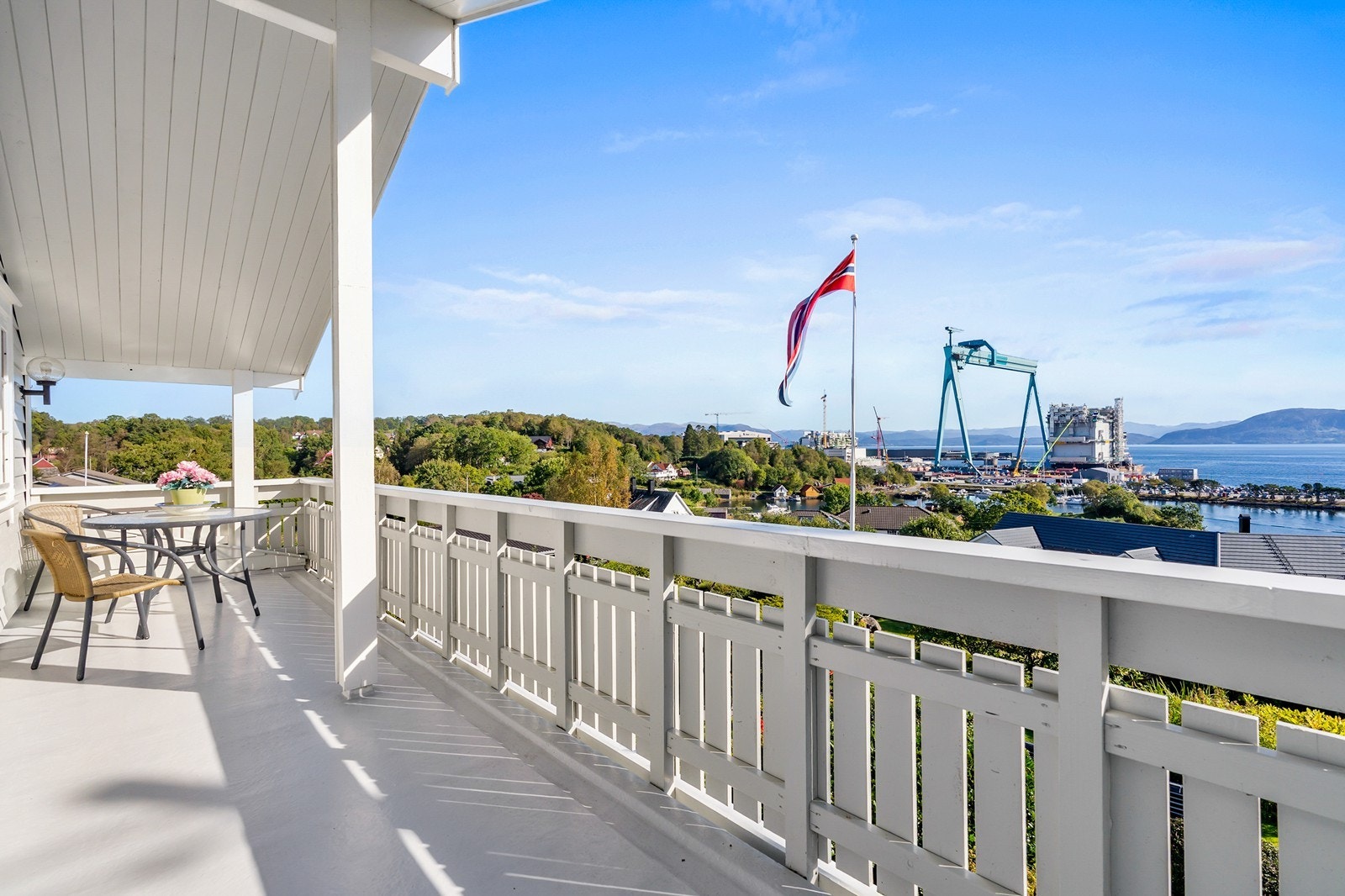 Fra loftstuen er det utgang til en sørøstvendt balkong med fantastisk utsikt over sjø og fjell - et idyllisk sted å trekke seg tilbake. Galleribilde