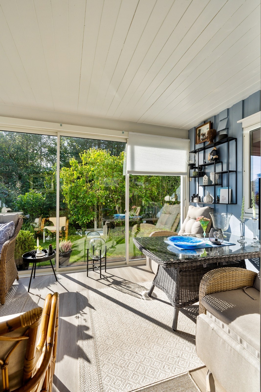 Med plass til sittegruppe og lune omgivelser, blir dette et ekstra oppholdsrom som forlenger sommerfølelsen gjennom hele året. Galleribilde