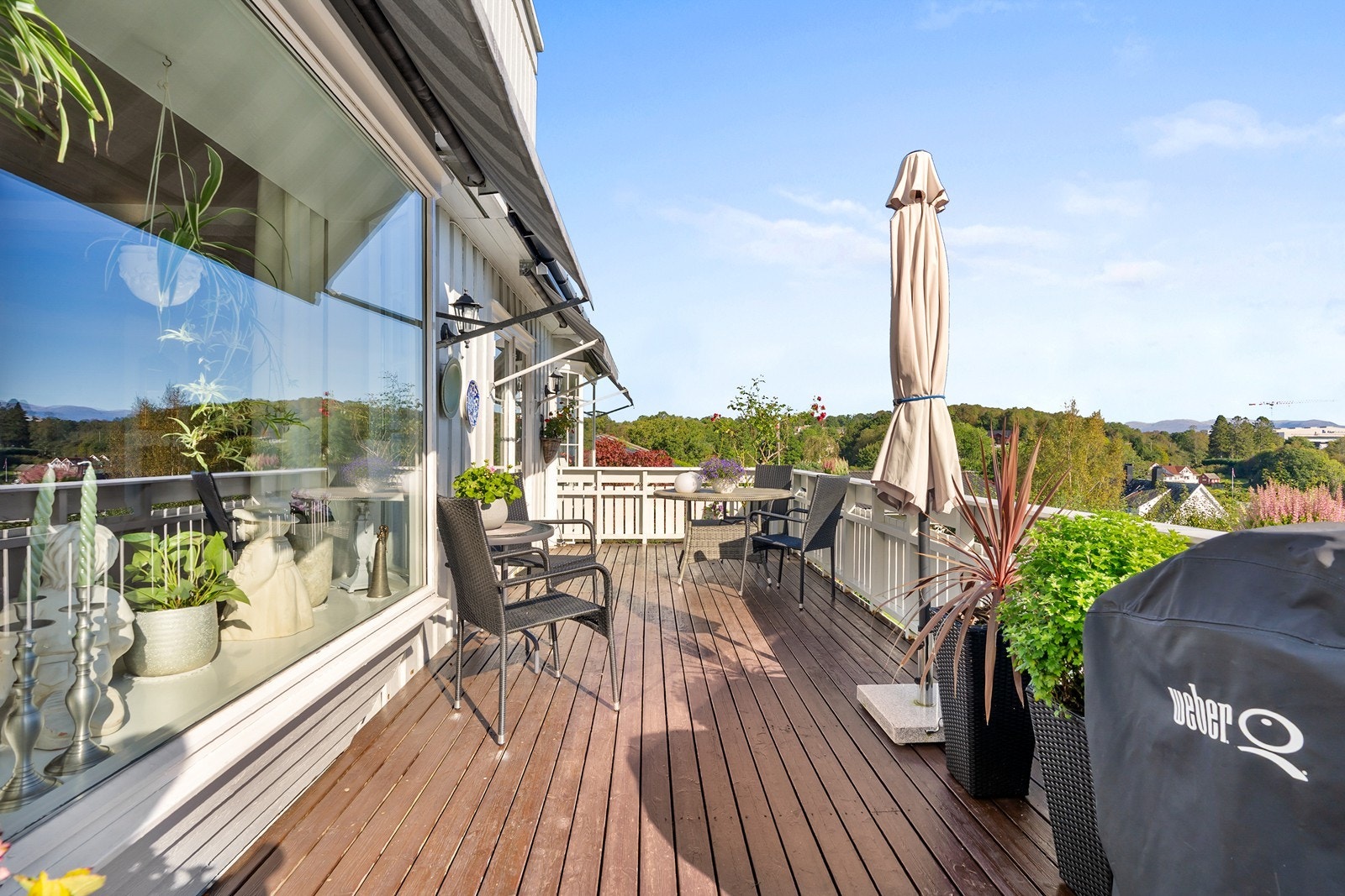 Terrassen har god plass til utemøbler og byr på en praktfull utsikt over fjorden. Galleribilde