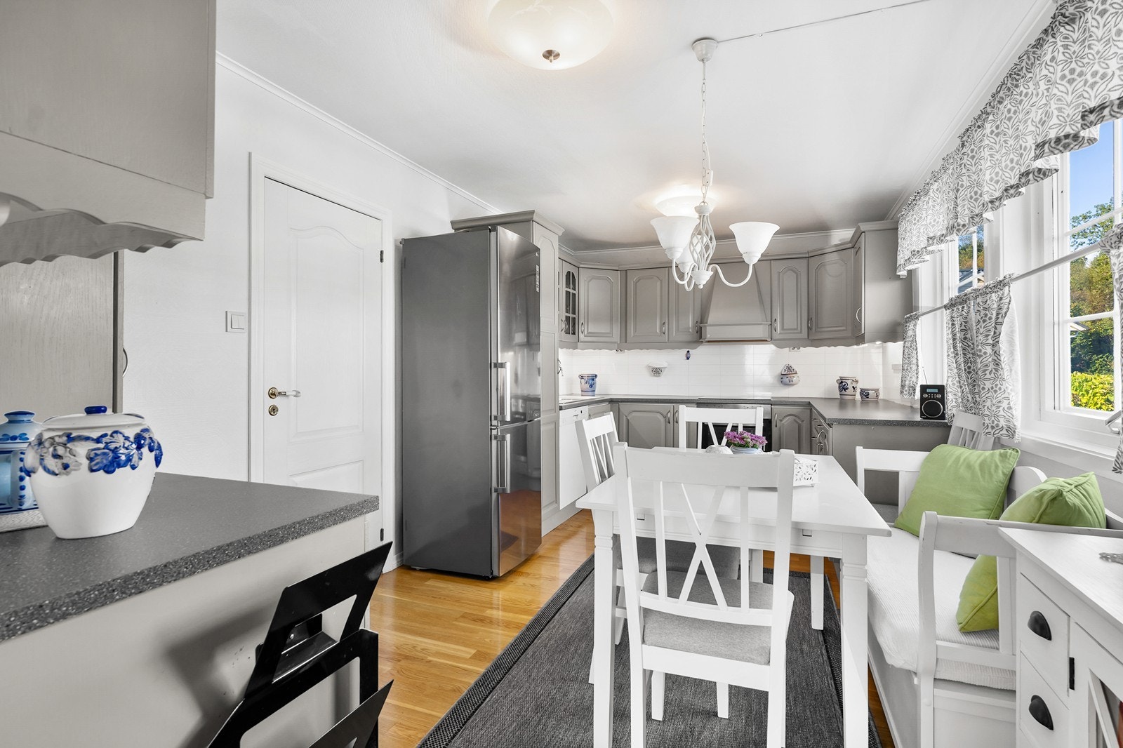 Her er det plass til hele familien som kan samles for matlaging, og et lite spisebord gir en hyggelig plass til frokost eller en kopp kaffe. Galleribilde