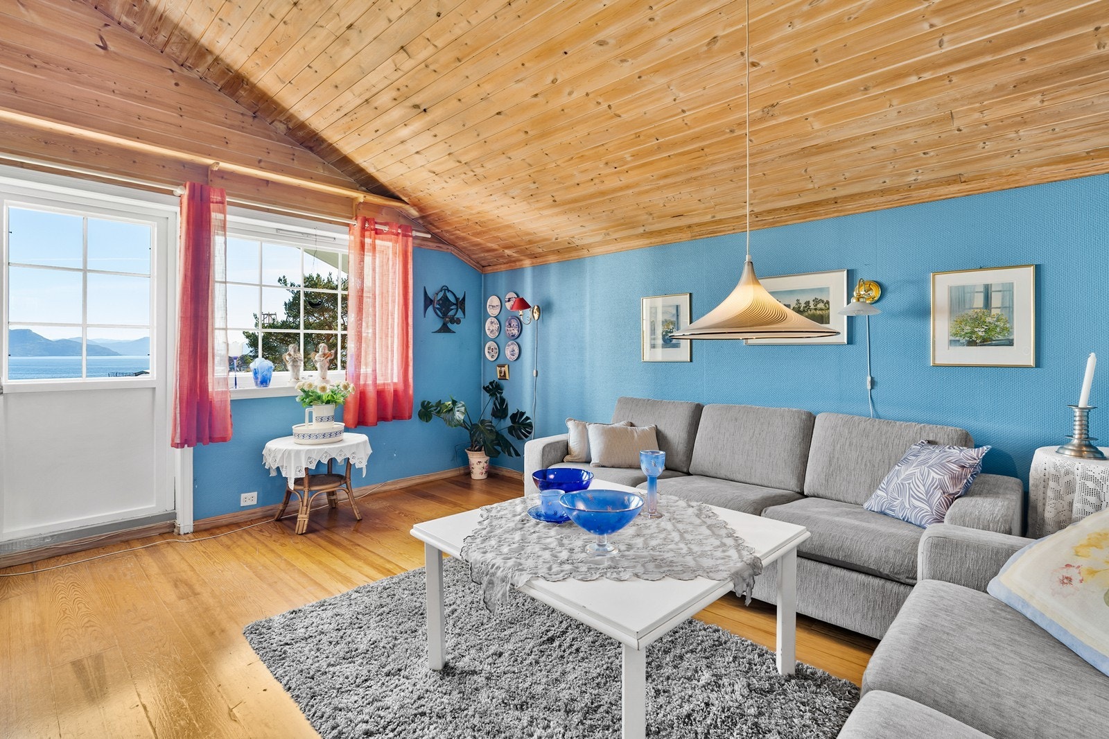 På loftet ligger en romslig loftstue, perfekt som ekstra oppholdsrom. Galleribilde