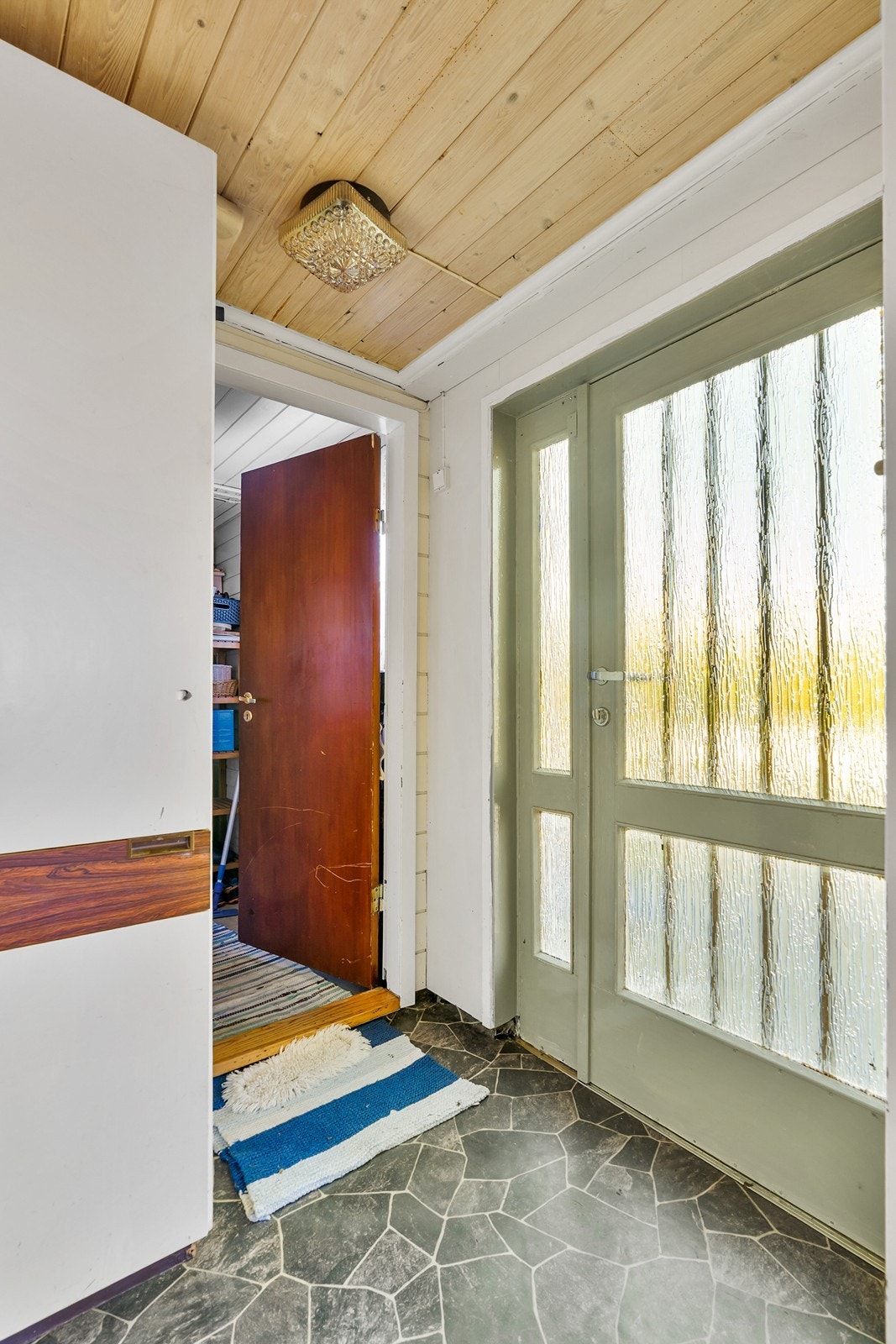 Den separate inngangen til kjelleren gjør det enkelt for gjester eller ungdom å benytte rommet uten å gå gjennom hoveddelen av huset. Galleribilde