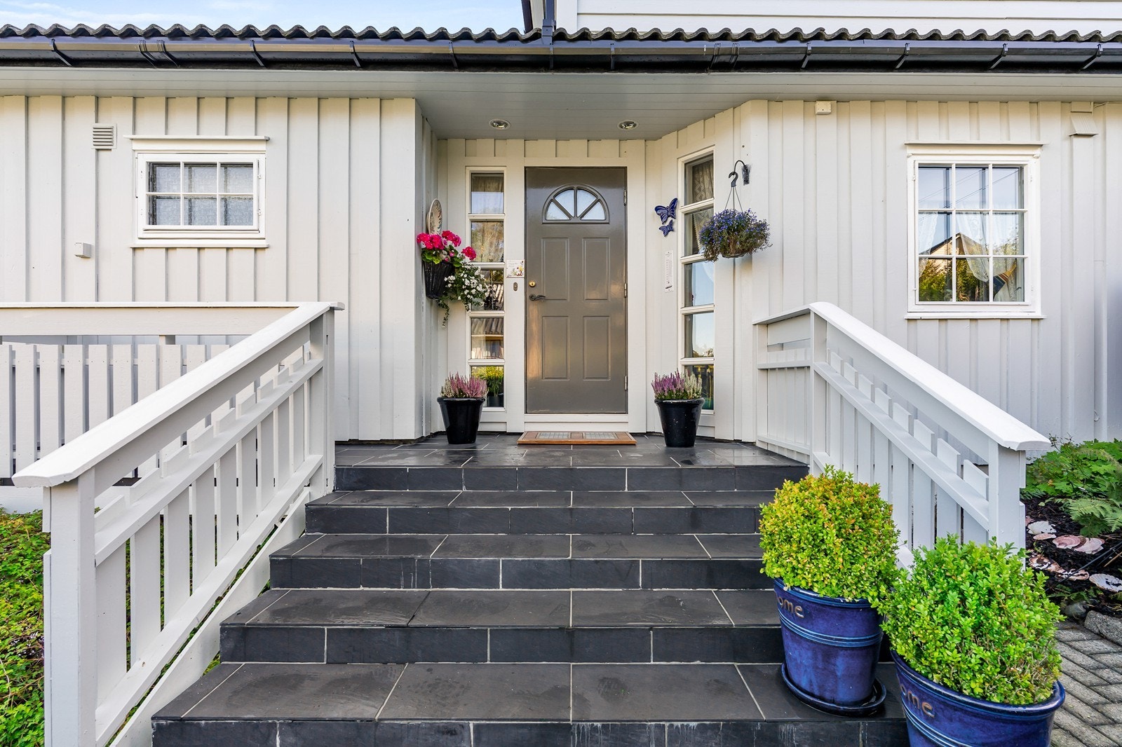 Boligen har et fint inngangsparti. Galleribilde