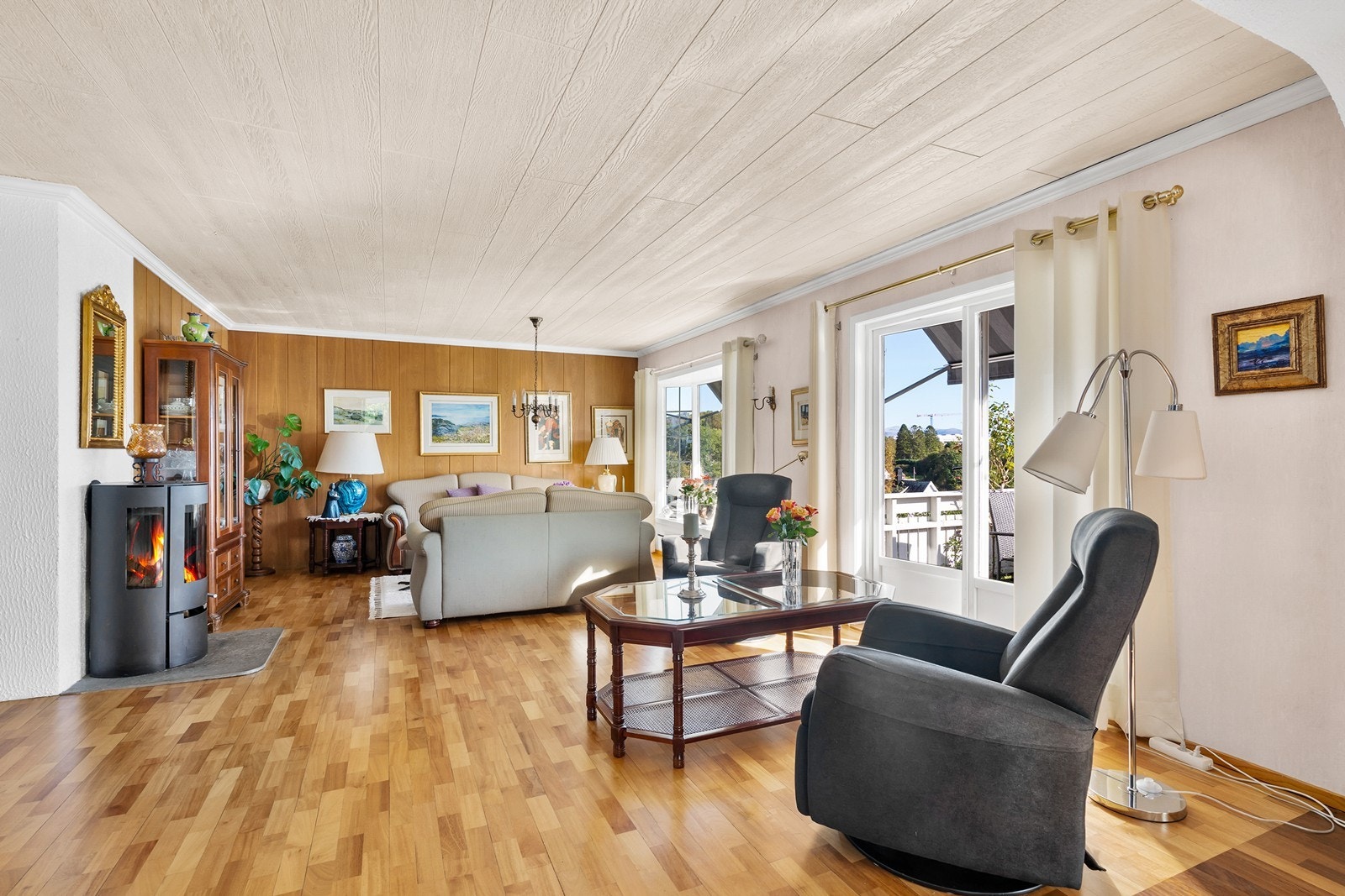 Fra stuen er det utgang til en stor sørøstvendt terrasse. Galleribilde