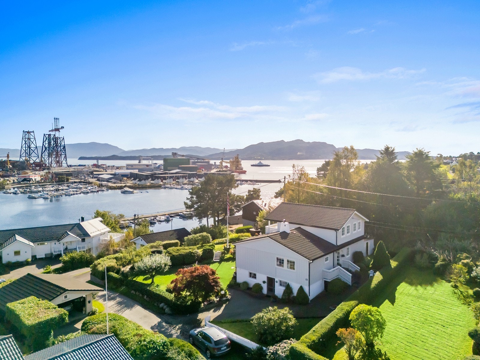 Eiendommen ligger lunt og tilbaketrukket i nesten enden av en rolig gate, noe som gjør at man slipper gjennomgangstrafikk og kan nyte et fredelig bomiljø. Galleribilde