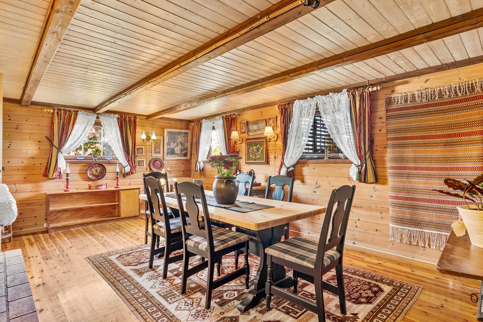 I kjelleren finner man en stor og koselig peisestue som kan tilpasses mange ulike behov. Galleribilde