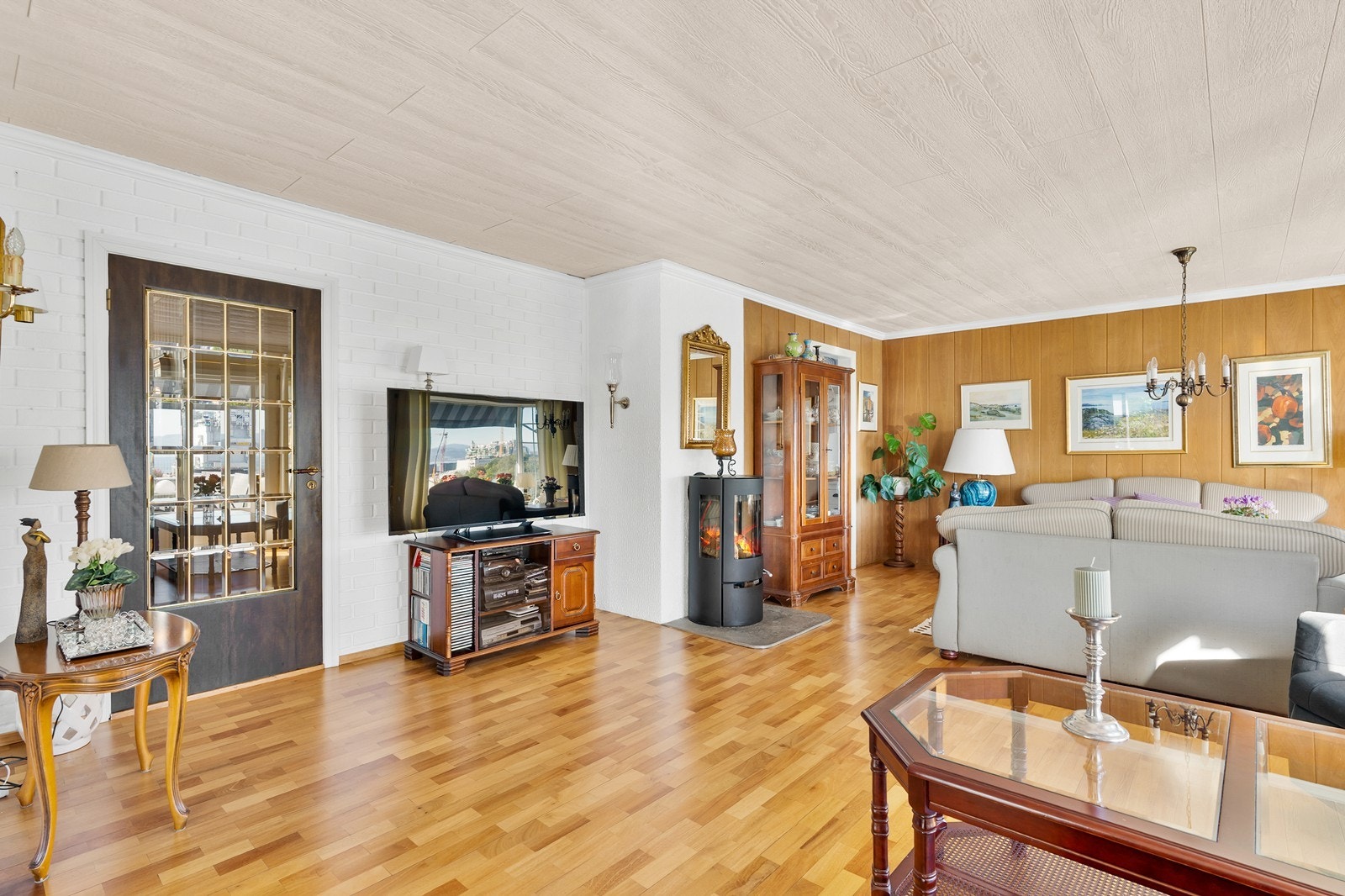 De store vindusflatene slipper inn rikelig med naturlig lys. Galleribilde