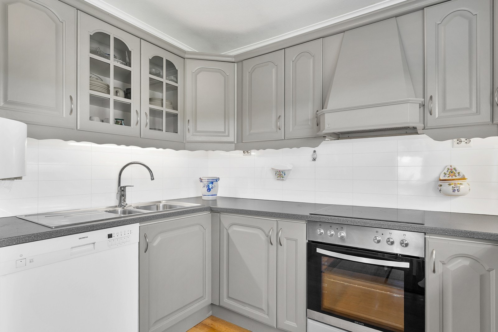 Innredningen har profilerte fronter, og benkeplaten i laminat er utstyrt med nedsenket stålvask og ettgreps blandebatteri. Galleribilde